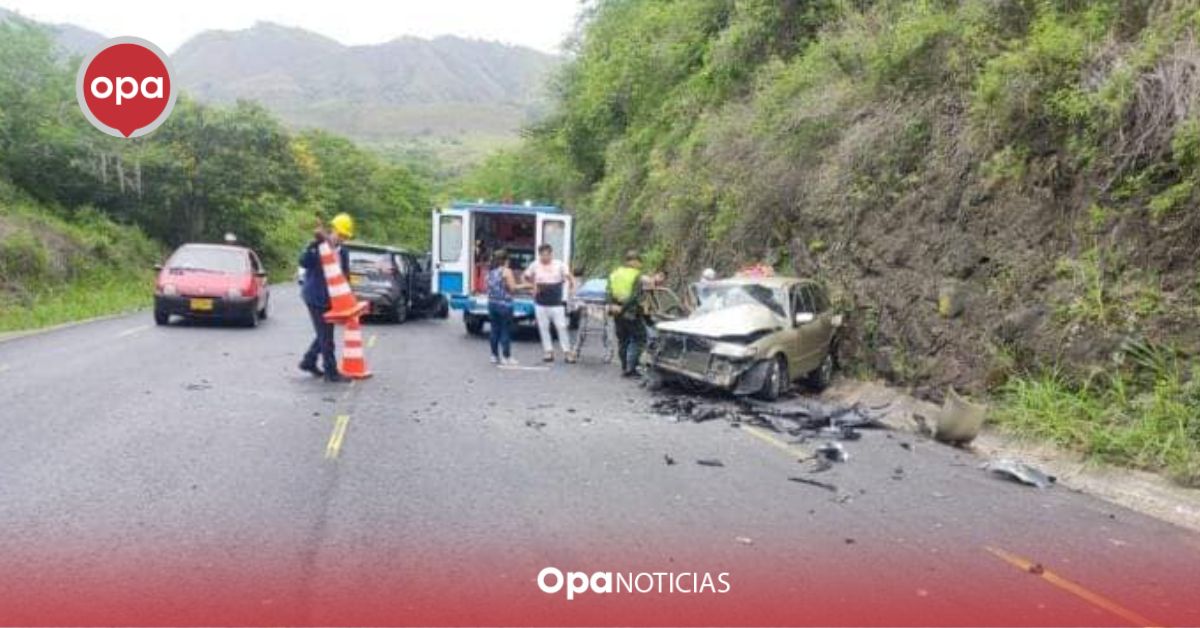 Trágico accidente en Altamira: Dos vehículos colisionan de frente