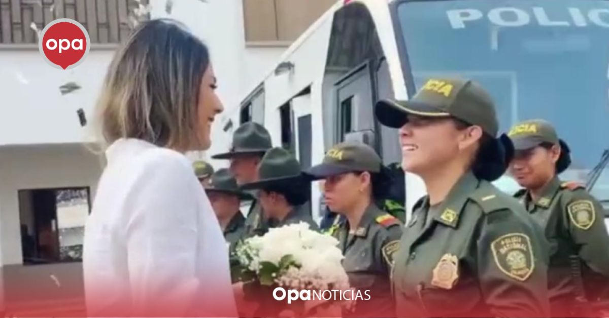 Oficial de Policía recibe propuesta de matrimonio con serenata y confeti