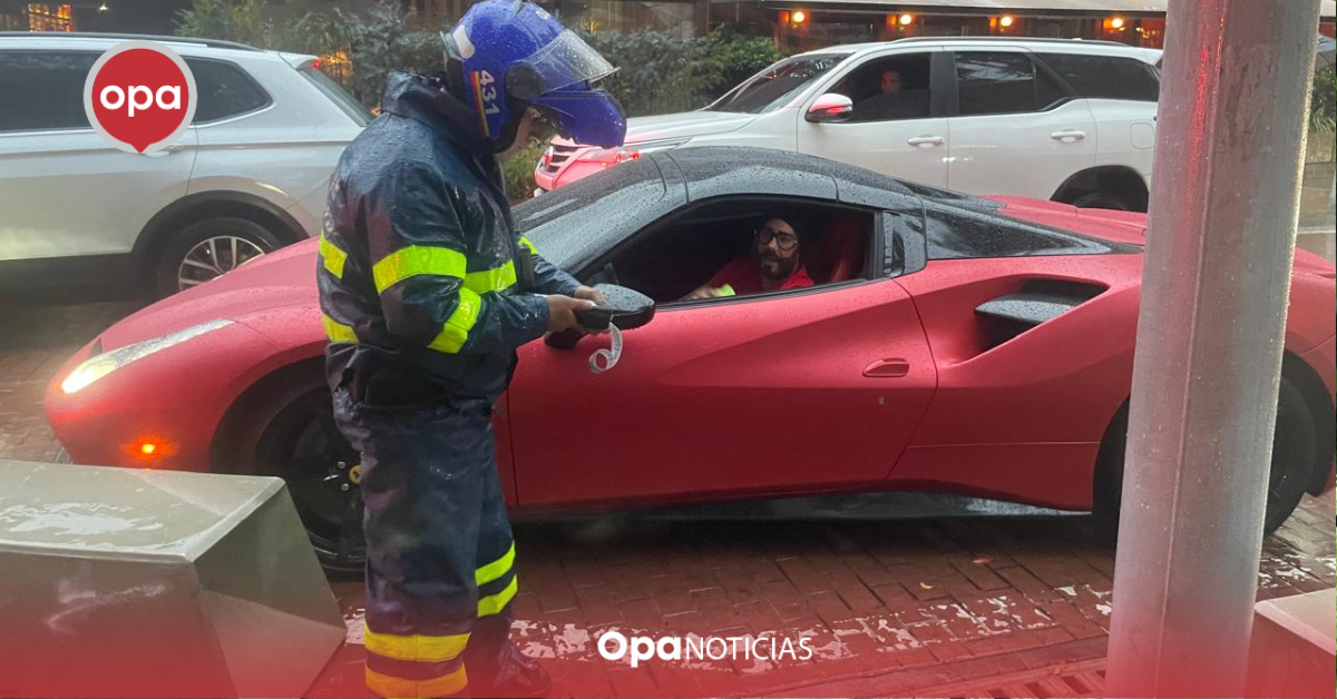 Conductor de Ferrari multado por estacionamiento indebido en Bogotá